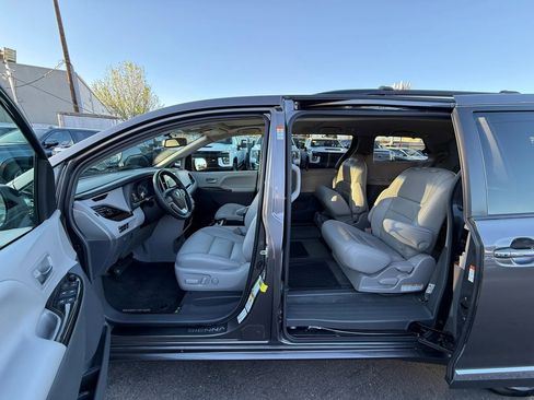 Used 2017 Toyota Sienna XLE Premium w/ Protection Package image 21