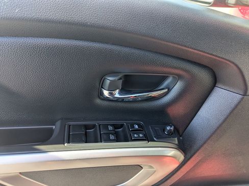 Used 2021 Nissan Titan SV w/ SV Convenience Package image 12