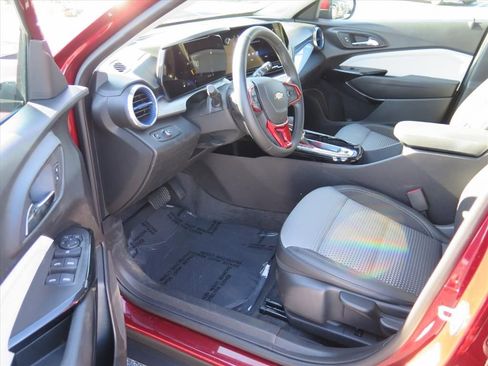 Used 2025 Chevrolet Trax LT w/ Driver Confidence Package image 10