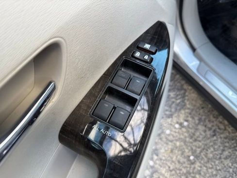 Used 2013 Toyota Venza LE w/ LE Convenience Pkg image 23