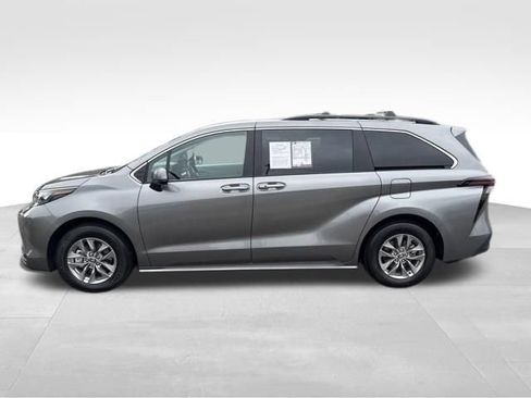Used 2026 Toyota Sienna LE FWD image 2
