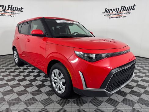 Used 2025 Kia Soul LX FWD image 5