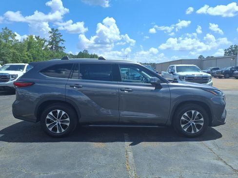 Used 2022 Toyota Highlander XLE image 3