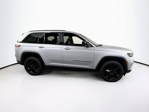 Used 2023 Jeep Grand Cherokee Altitude image 4
