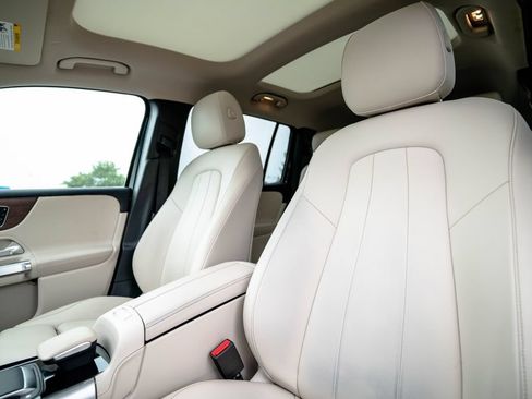 Used 2023 Mercedes-Benz GLB 250 4MATIC image 5