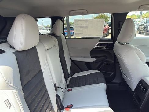 New 2025 Mitsubishi Outlander SE image 10