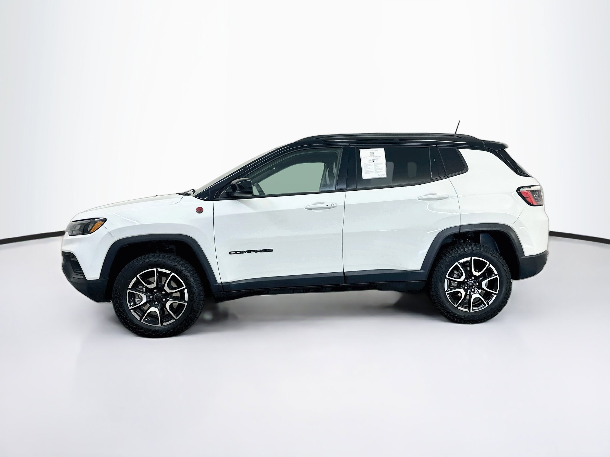 Used 2025 Jeep Compass Trailhawk AWD/4WD image 4