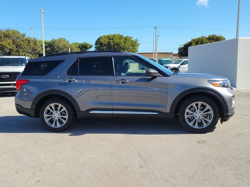 Used 2022 Ford Explorer XLT w/ Equipment Group 202A image 4