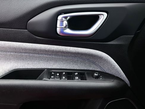 Used 2023 Jeep Compass Sport image 17