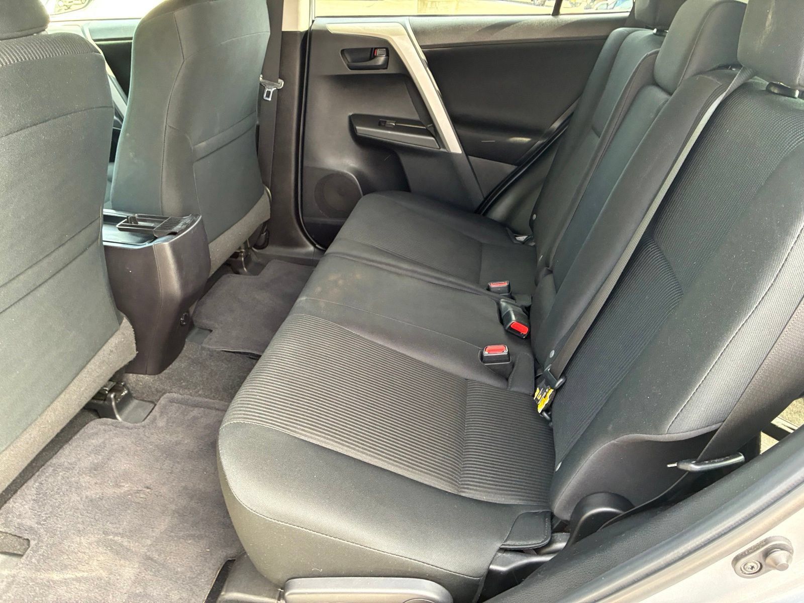 Used 2018 Toyota RAV4 LE FWD image 16