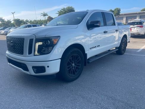 Used 2018 Nissan Titan SV w/ SV Convenience Package RWD image 3