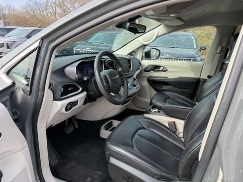 Used 2023 Chrysler Pacifica Touring-L image 8