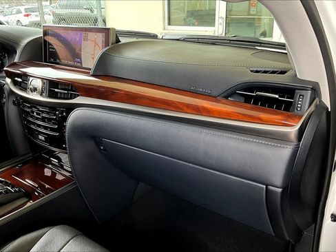 Used 2020 Lexus LX 570 4WD w/ Luxury Package image 19