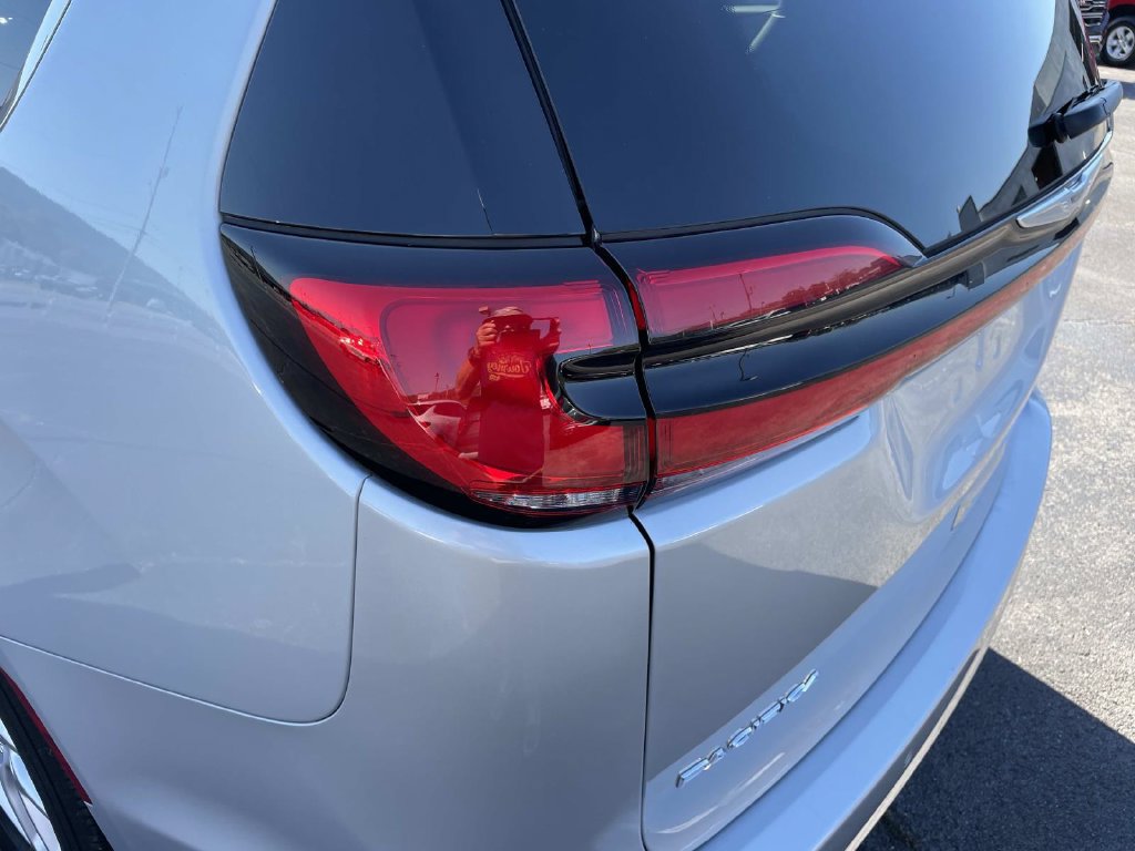 Used 2024 Chrysler Pacifica Touring-L FWD image 18
