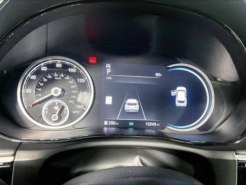 Certified 2025 Genesis GV70 2.5T AWD/4WD image 21