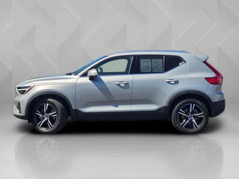 Used 2025 Volvo XC40 B5 Core AWD/4WD image 3