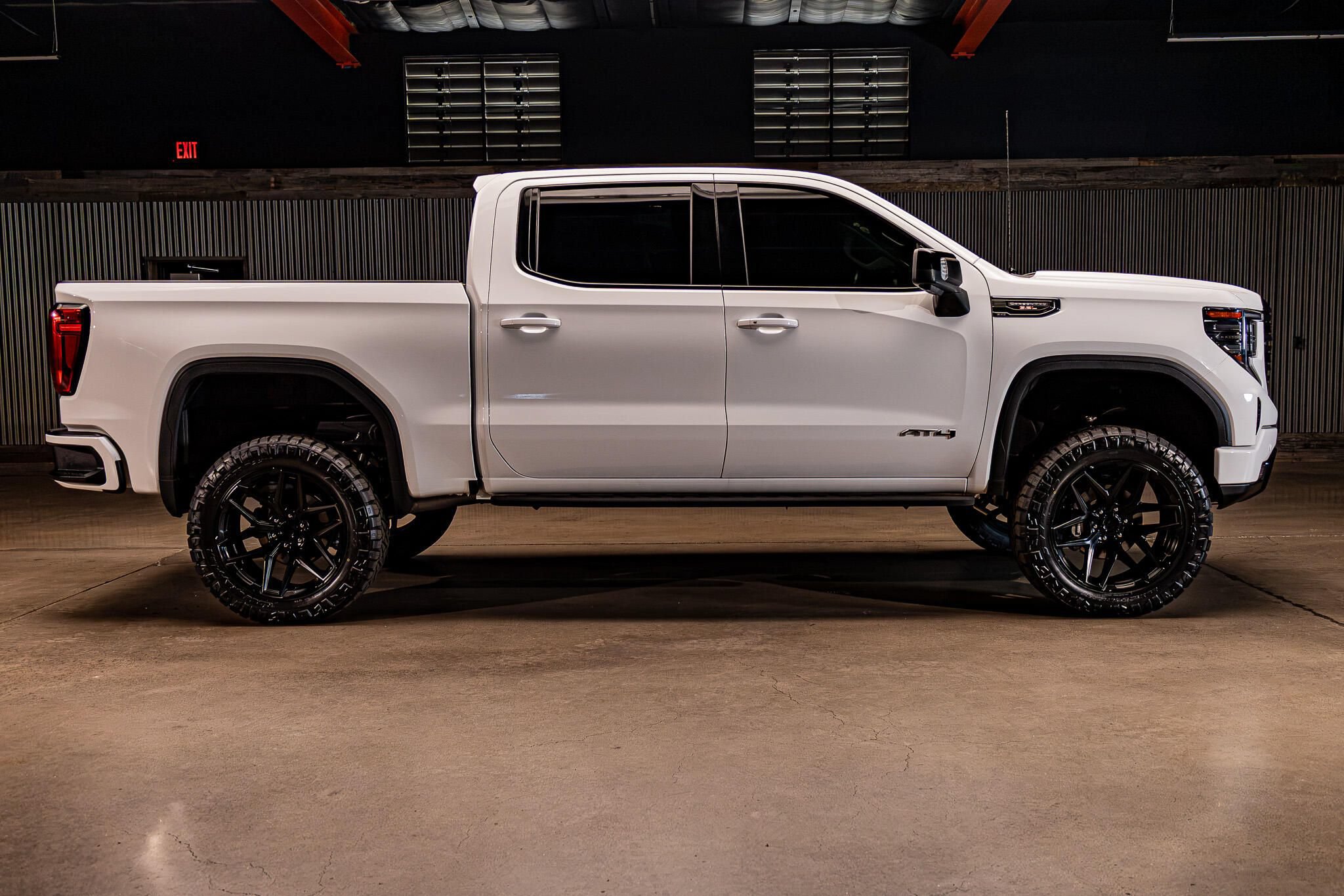 Used 2024 GMC Sierra 1500 AT4 w/ Technology Package AWD/4WD image 11
