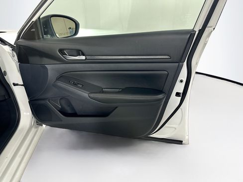 Used 2025 Nissan Altima 2.5 SV FWD image 30