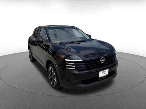 Used 2025 Nissan Kicks SV AWD/4WD image 3