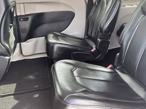 Used 2023 Chrysler Pacifica Touring-L image 12