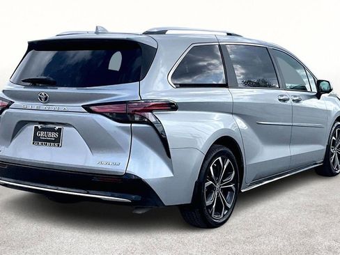 Used 2025 Toyota Sienna Platinum image 2