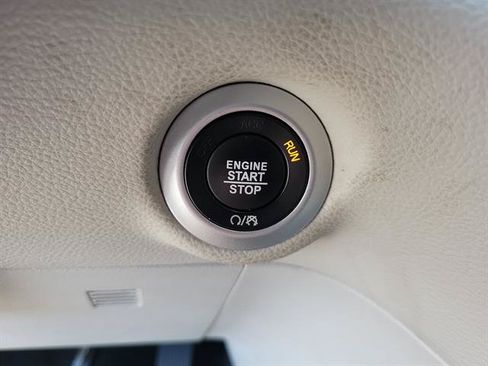 Used 2024 Chrysler Pacifica Limited FWD image 23