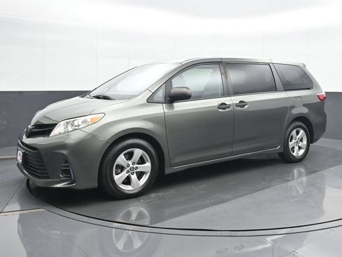 Used 2020 Toyota Sienna L FWD image 2