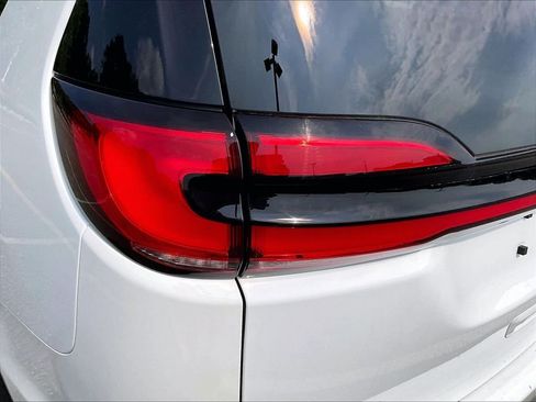 Used 2022 Chrysler Pacifica Limited FWD image 32