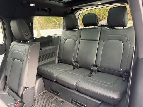 Used 2023 Land Rover Defender 130 SE image 17