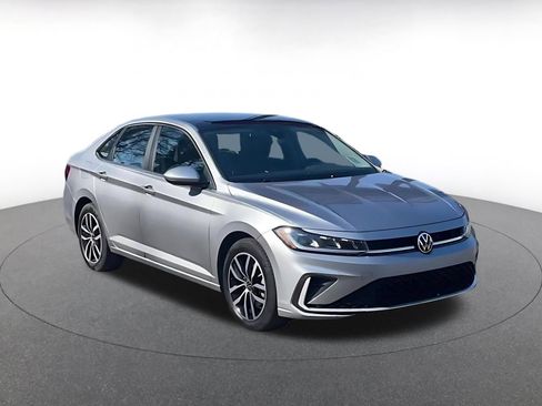 Used 2025 Volkswagen Jetta SE image 3