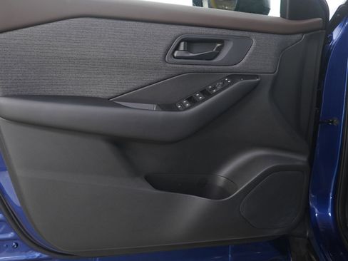 Used 2023 Nissan Rogue S image 18