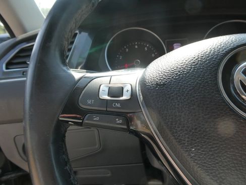 Used 2018 Volkswagen Tiguan SE AWD/4WD image 17