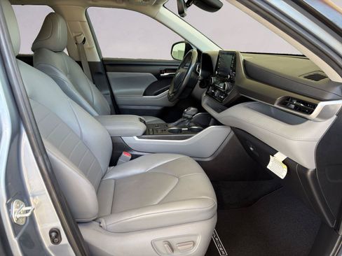 Used 2021 Toyota Highlander XLE FWD image 15