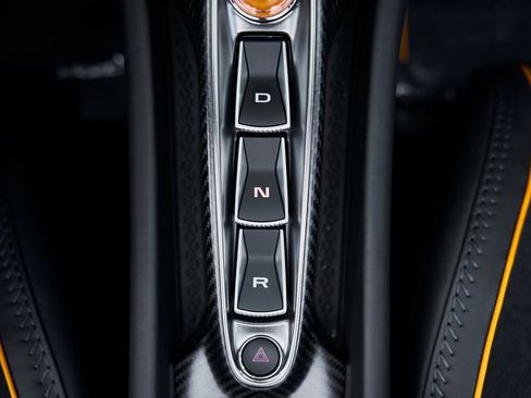 Used 2025 McLaren Artura image 65