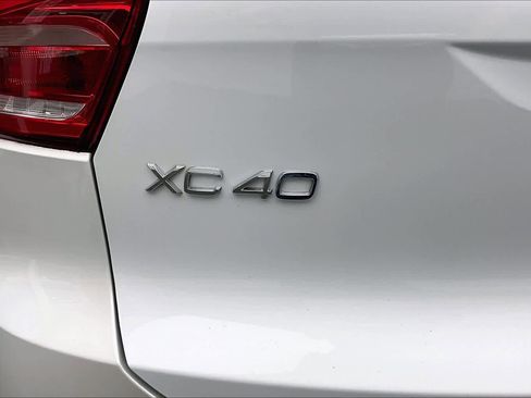 Used 2019 Volvo XC40 T5 R-Design image 33