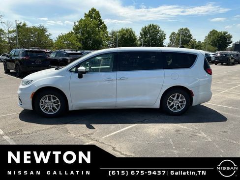 Used 2023 Chrysler Pacifica Touring-L FWD image 4