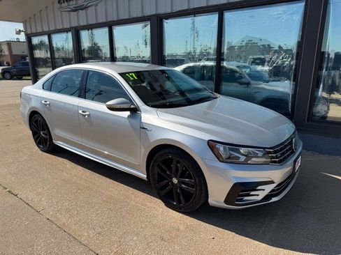 Used 2017 Volkswagen Passat 1.8T R-Line FWD image 2