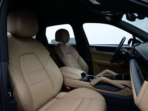 Certified 2024 Porsche Cayenne AWD/4WD image 17