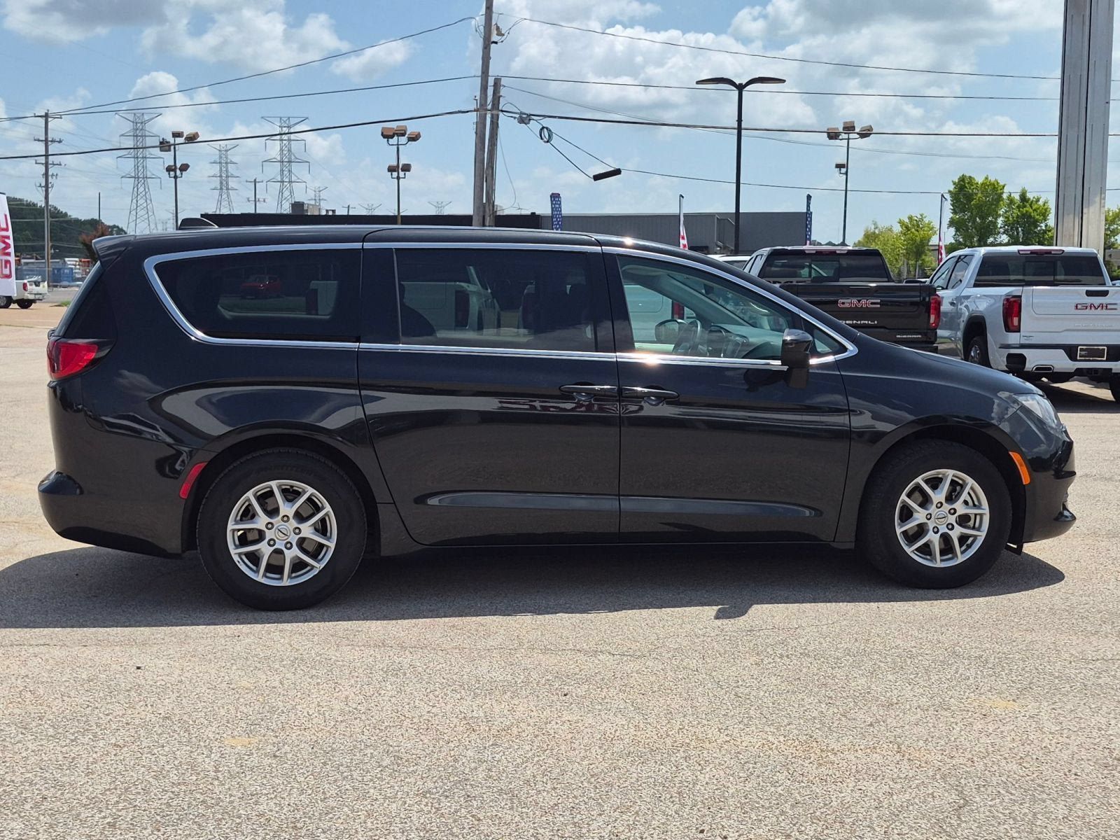 Used 2023 Chrysler Voyager LX FWD image 7
