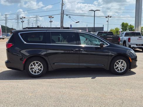 Used 2023 Chrysler Voyager LX FWD image 7