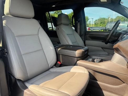 Used 2024 Chevrolet Suburban Z71 w/ Luxury Package AWD/4WD image 12