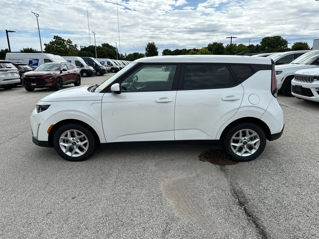 Used 2024 Kia Soul LX w/ Option Group 015 FWD image 10