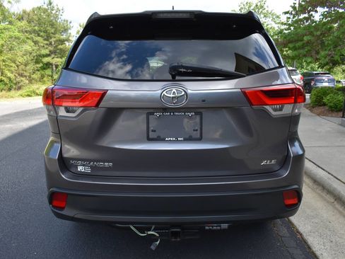 Used 2017 Toyota Highlander XLE FWD image 6