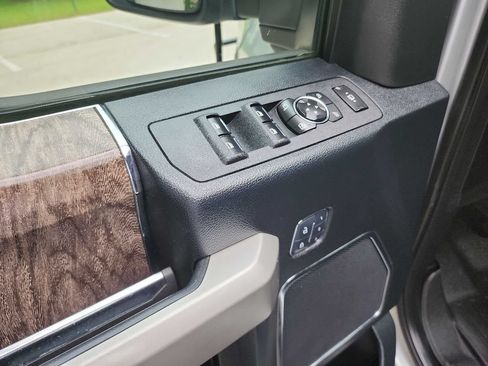 Used 2017 Ford F250 Lariat w/ Lariat Ultimate Package AWD/4WD image 19