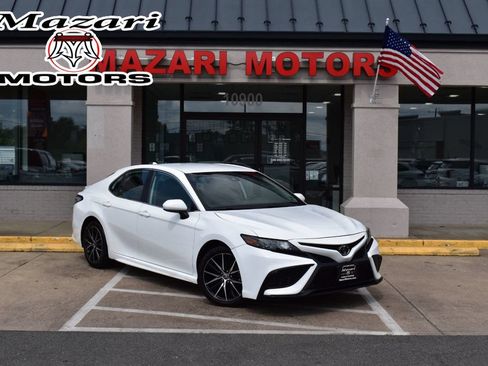 Used 2021 Toyota Camry SE FWD image 1