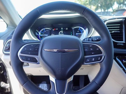 Used 2024 Chrysler Pacifica Limited FWD image 10