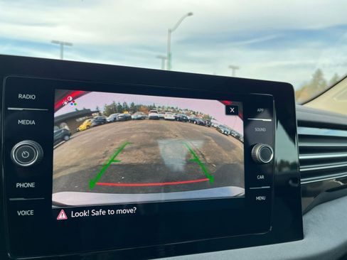 Used 2025 Volkswagen Jetta SE image 17