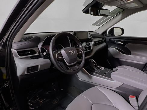 Used 2023 Toyota Highlander XLE image 30