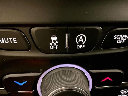 Used 2019 Jeep Cherokee Latitude w/ Popular Appearance Group FWD image 33