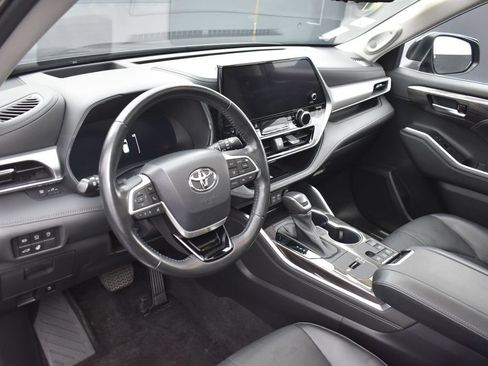 Used 2023 Toyota Highlander Platinum FWD image 13